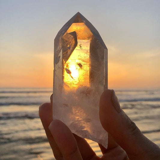Guide to raw quartz crystal with Tibetan‑consecrated clarity, focus, and daily calm