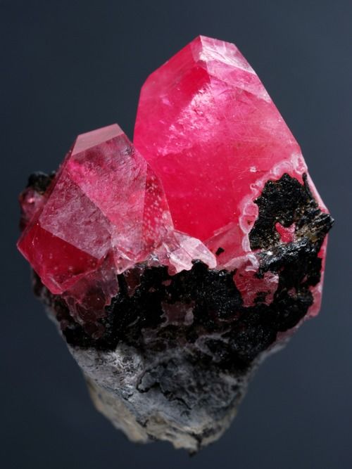 Guide to Root Chakra Crystals: Grounding, Protection, Daily Rituals, and Confident Buying