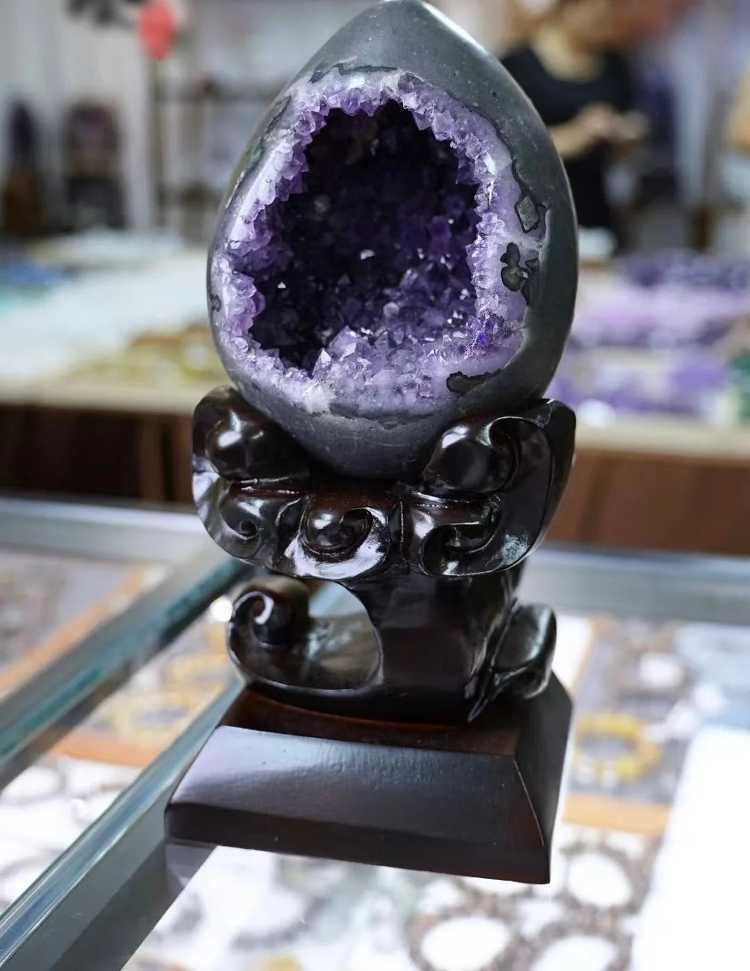 Guide to crystal that attracts love: practical meanings, smart pairings, 60‑second rituals, home and wearable setups, cleansing, buying tips, FAQs, and the calm, coherent feel of Tibetan master‑consecrated pieces
