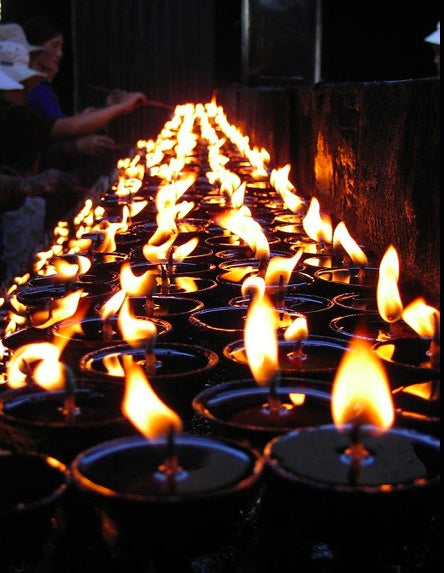 Guide to Tibetan Butter Lamp: Ritual Meaning, Home Use, and Consecrated Crystals