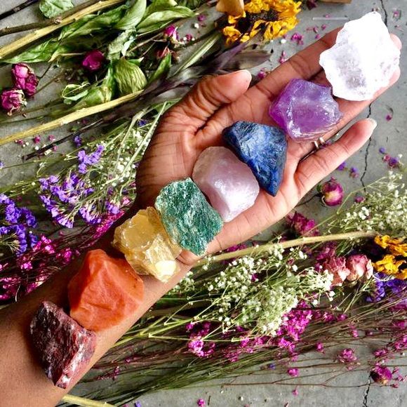 Guide to Rose Quartz Rock: Kindness, Rituals, and Consecrated Calm