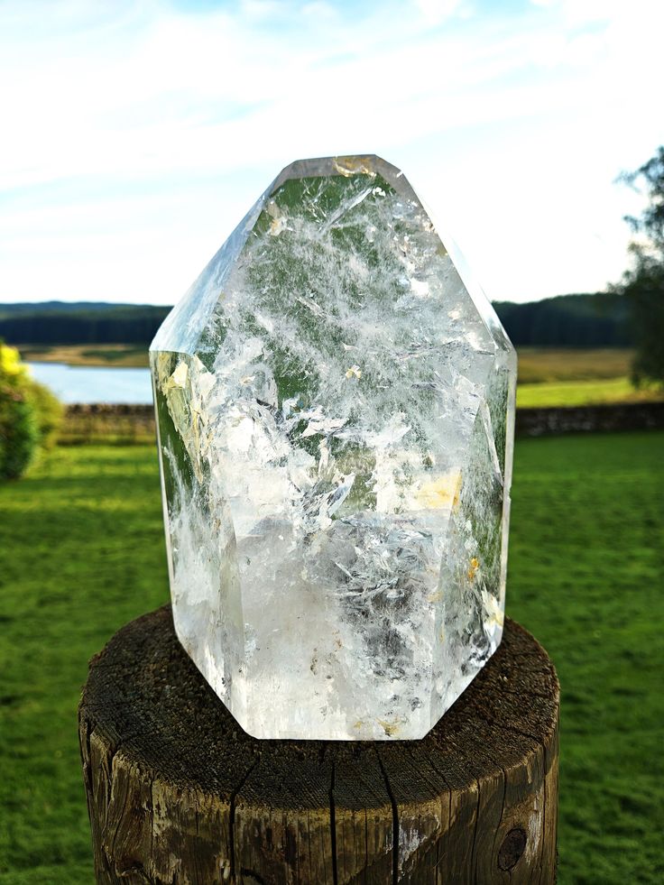 Quartz Crystals for Sale: Properties, Mechanisms, Uses, Care, and Buyer Tips