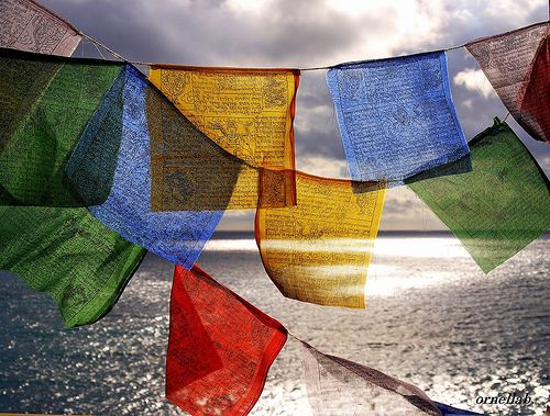 Guide to prayer banner traditions with Tibetan‑consecrated meaning and blessings
