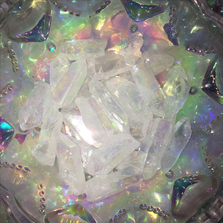 Guide to white crystal meaning: purity, calm focus, and effortless elegance