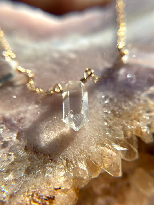 Guide to Crystalline Quartz: A Clear Path to Calm, Focus, and Fortune