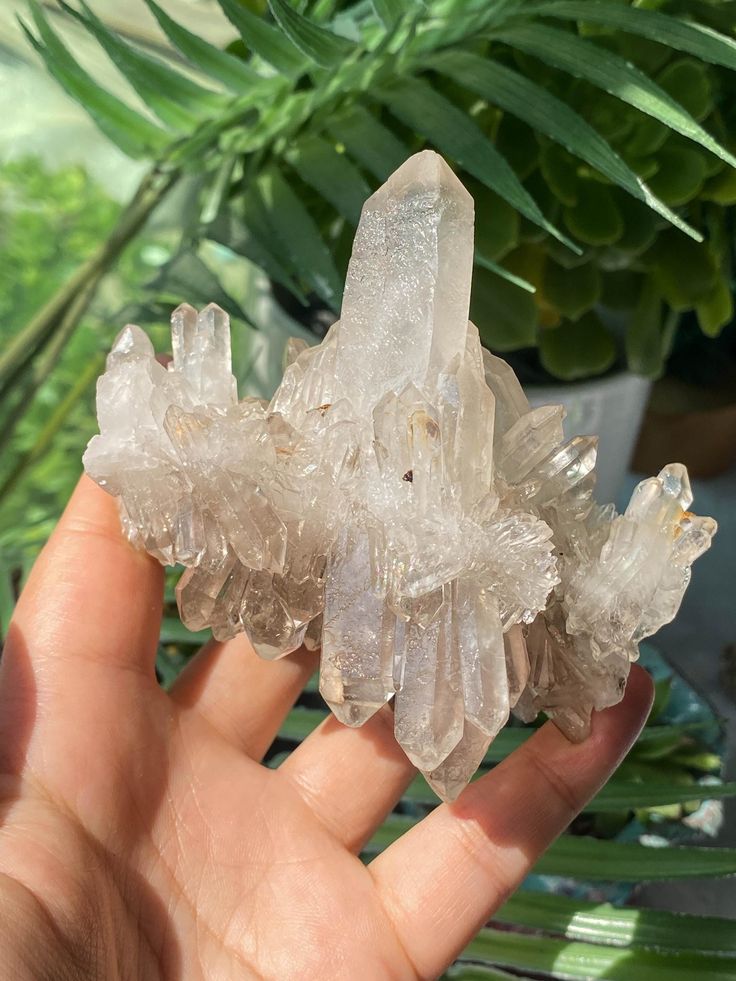 Guide to Quartz Rock: Everyday Uses, Master‑Blessed Power, and Buyer Tips